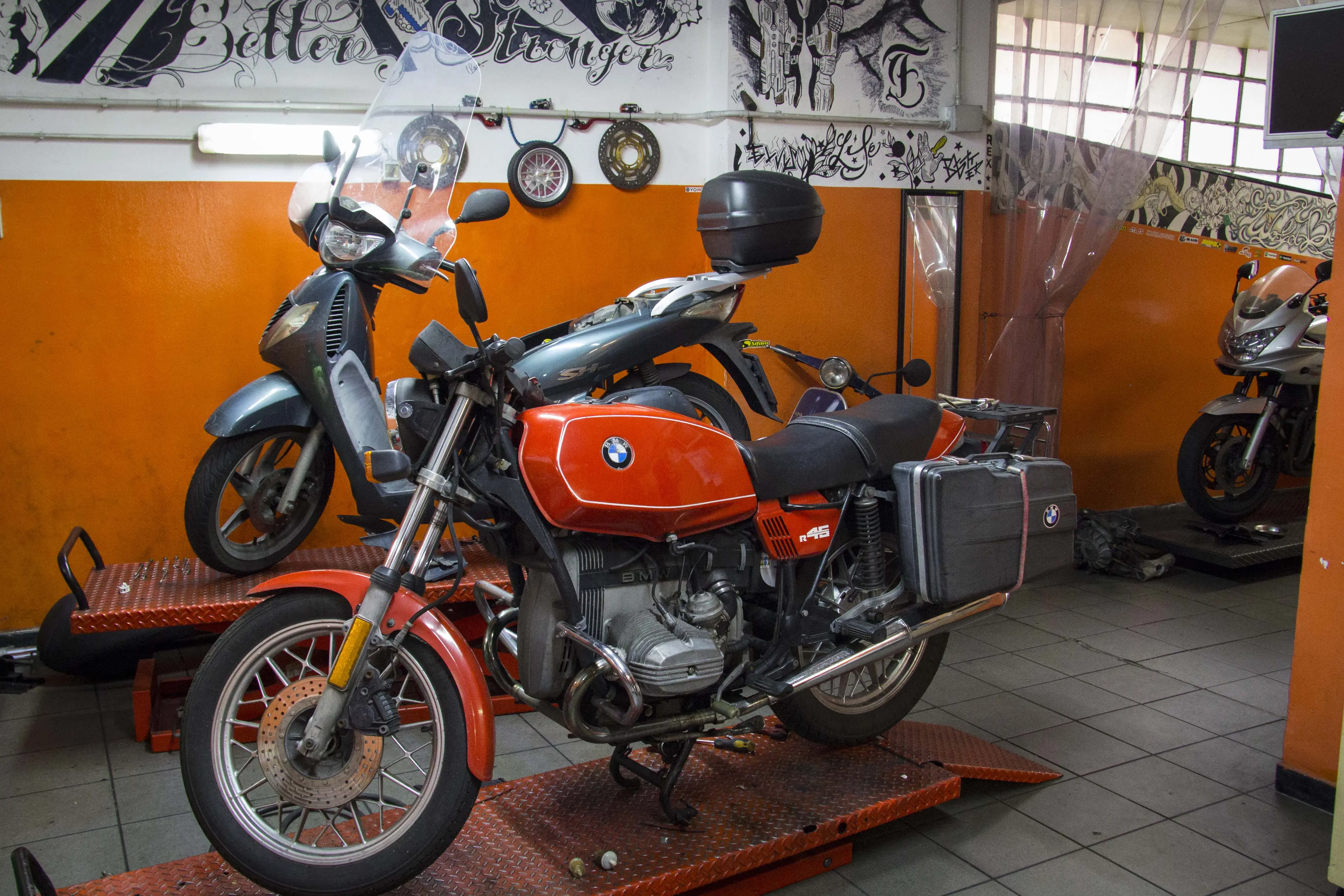 Foto 2 di World Bike Officina Moto Genova - Officina moto a Genova